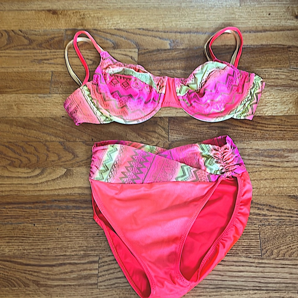 Tara Grinna 2pc.Gorgeous Peach,pink&gold. Both pcs lined.Underwire.Gently worn